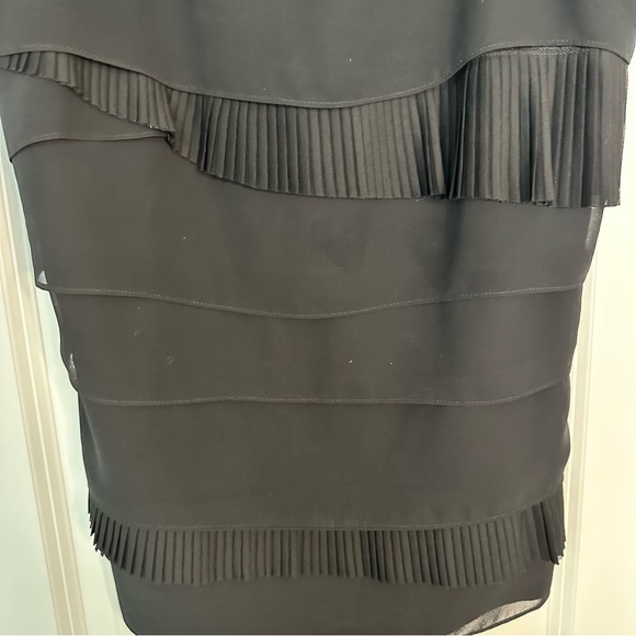 EXPRESS Women's Layer Tiered Pleated Silky Tank Top - Picture 4 of 7